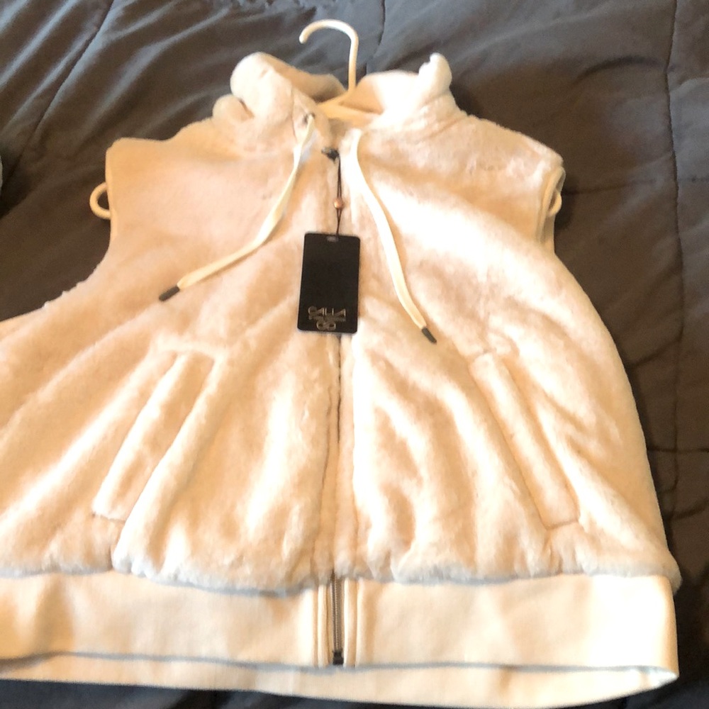 Faux fur sleeveless hoodie